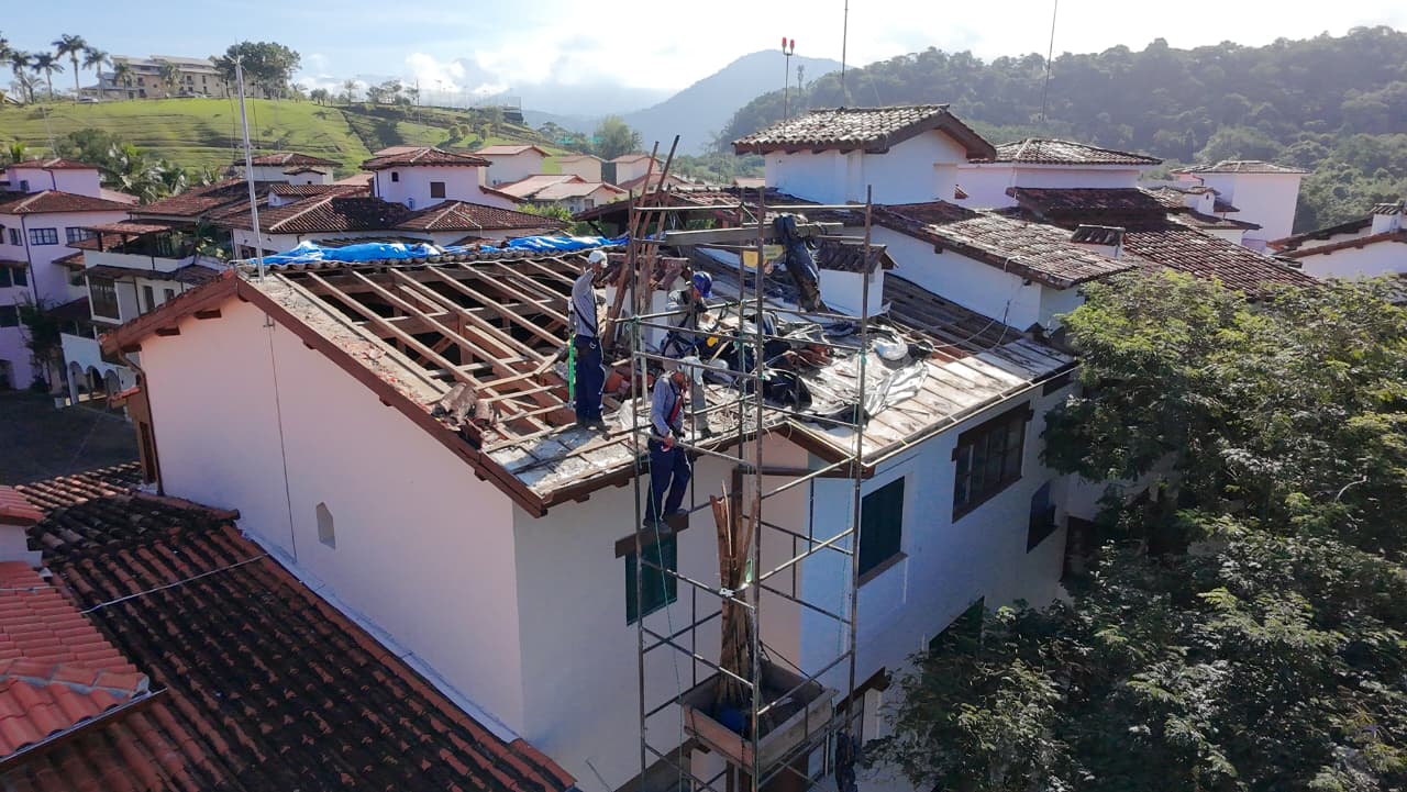 Equipe trabalhando na restauração de telhado inclinado