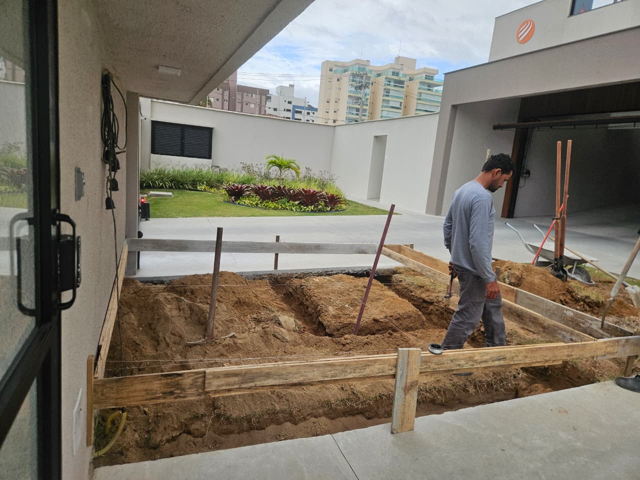 Preparação de área externa para novo piso