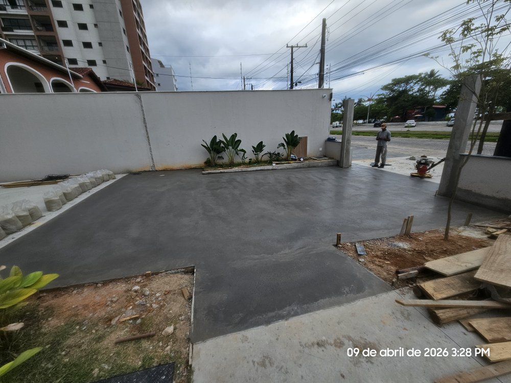 Pavimentação recém-executada em acesso externo